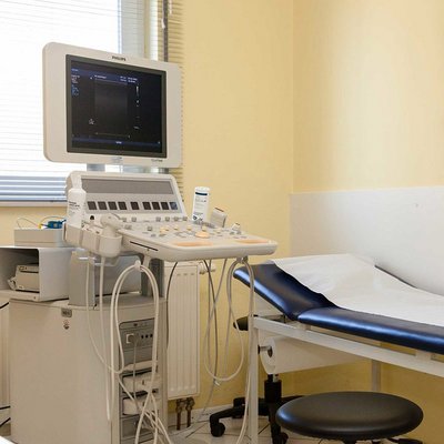 Kardiologie Praxis Behandlungszimmer