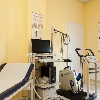 Kardiologie Praxis Behandlungszimmer